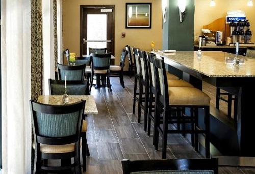 Holiday Inn Express Suites Natchez South breakfast lobby